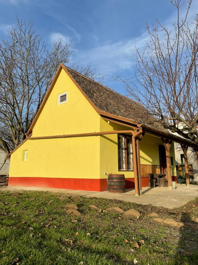 Het Hongaarse Wijnhuis Mohacs Exterior photo